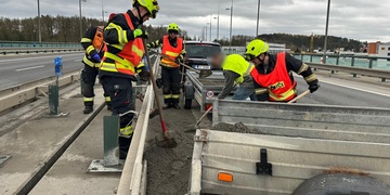 Auto s vlekem se roztočilo a skončilo v protisměru