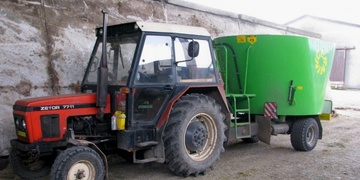 Muž zemřel ve voze na krmnou směs