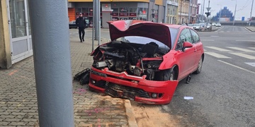 Opilý řidič narazil do sloupu