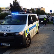 Seniorku jdoucí s vnukem do školy srazilo auto