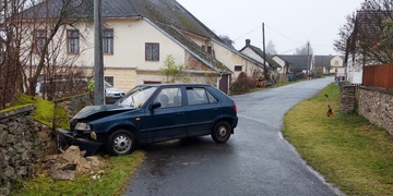 Opilý řidič nezvládl řízení a s vozidlem narazil do zdi