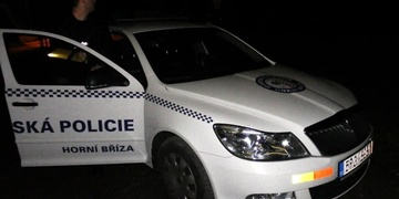 Cizinec s částečně amputovaným prstem napadal záchranáře