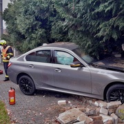 Auto vyjelo ze silnice a prorazilo plot