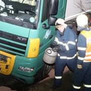 Na dálnici vyletěl kamion z vozovky