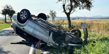 Po nárazu do stromu se vůz převrátil na střechu