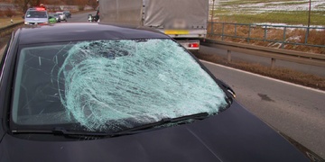 Ledová kra z nákladního vozu zasáhla protijedoucí auto řízené třicetiletou ženou