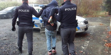 Agresivní muž s téměř třemi promile napadal obyvatele domu, který demoloval