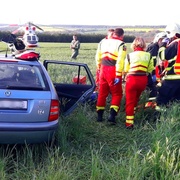 Střet auta s náklaďákem, zraněná žena a dítě