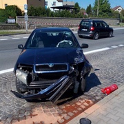Silně opilý pár smetl autem lampu
