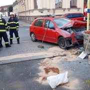 Starší řidič vjel na chodník a havaroval do zdi