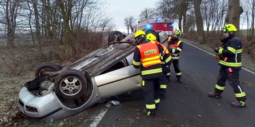 Po nehodě skončilo vozidlo převrácené na střeše