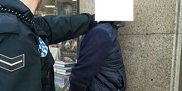 Bezdomovec s hnijícíma nohama, agresivní cizinec i blázen tlačící auto na myčku