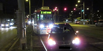 Auto v kolejišti tentokrát jinak