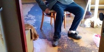 Senior žil ve vlastních výkalech