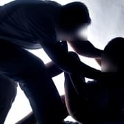 Muž zbil a znásilnil teprve sedmnáctiletou dívku