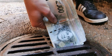 "Paní, hoďte ty peníze raději do kanálu, vyjde to nastejno!"