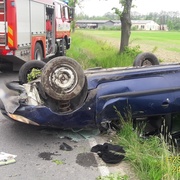 Auto se dvěma mladíky skončilo na střeše