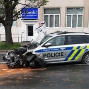 Ranní nehoda policejního vozu uzavřela Zborovskou ulici