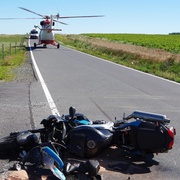 Bezohledný řidič smetl motorkáře