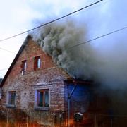Při plnění lihového krbu si zapálil dům