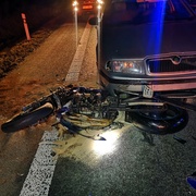 Motorkář čelně narazil do neosvětleného auta