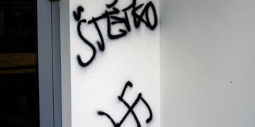 Hákový kříž a nadávky