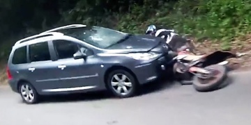 Opilý motorkář vážně zraněn při střetu s autem