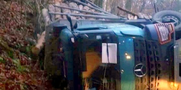 Nákladní vůz se dřevem se převrátil ve vojenském prostoru