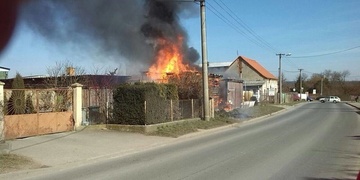Ve Zruči-Senci hasiči bojují s ohněm