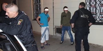 Páteční noc: Nehody, zabitá popelnice, opilá bezdomovkyně i výtržnosti v parku