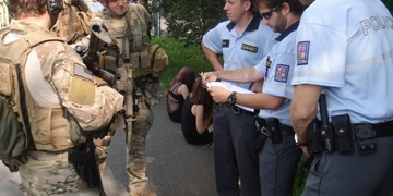 Policisté kontrolovali vojáky, bojující se zombie