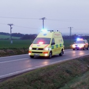 Žena při čekání na sanitku vypadla z okna