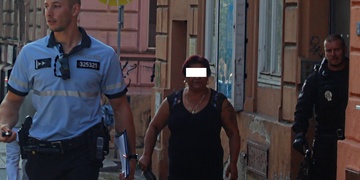 Žena na Americké zbila úřednici z pracáku