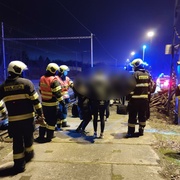 Vlak najel do nastražené hromady kamenů
