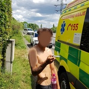 "Jsem herec" vysvětloval mladík pobíhající mezi auty