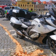 Střet osobního auta a motocyklu