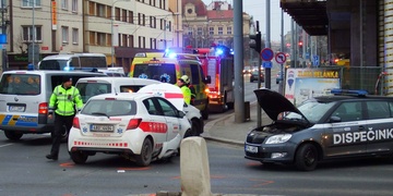 Střet vozidla dispečera PMDP s vozem na přepravu krve