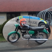 Motocyklista srazil dítě přímo před modlitebnou