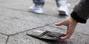 Díky poctivým drogistům z Lochotína seniorka o peněženku nepřišla