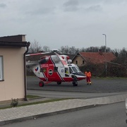"Přijeďte honem, bodli jí do břicha," uvedl volající na tísňové lince