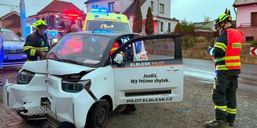 Řidička zazmatkovala a po střetu se sloupem vozidlo skončilo v bráně rodinného domu