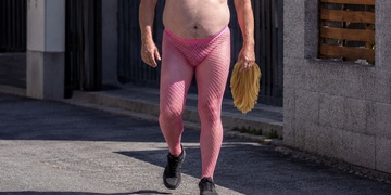 Před ženou masturboval s parukou a v růžových síťovaných punčochách a u soudu se pak hájil malým penisem