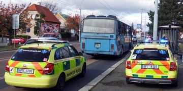Při nehodě autobusu v Plzni bylo zraněno 10 dětí