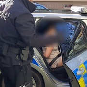 Matka ubodala svou tříletou holčičku a další dvě děti zranila