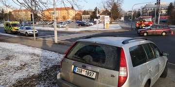 Po střetu skončilo auto mimo silnici