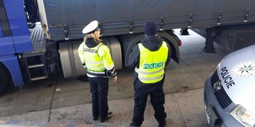 Řidič náklaďáku srazil vrátného a táhl ho pod autem několik metrů