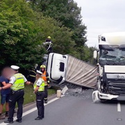 Střet kamionu a dodávky na dálnici D5