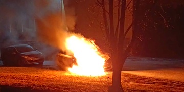 "Někdo mi zapálil auto, prosím, pomozte mi!"