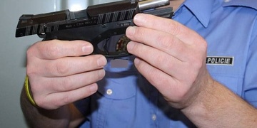 Strážník si prostřelil nohu svou vlastní pistolí