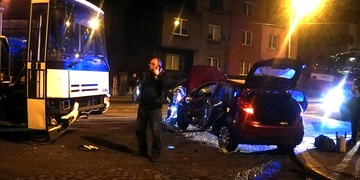 Autobus na Slovanech zničil osobní vůz